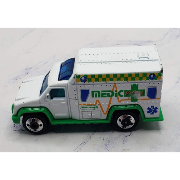 2000 Matchbox Medic M3 White Ambulance Diecast Emergency Vehicle - Picture 5 of 8